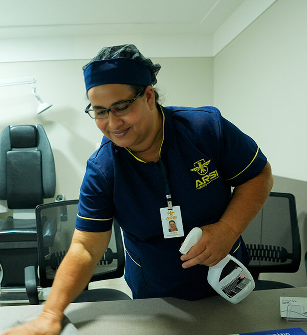 Serviço de limpeza terceirizada do Grupo Arsi em hospitais